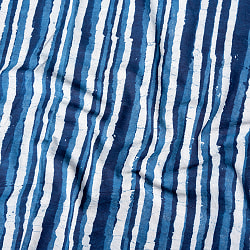 〔1m切り売り〕伝統息づく南インドから　昔ながらの木版インディゴ藍染布 - ストライプ〔幅約112cm〕の商品写真