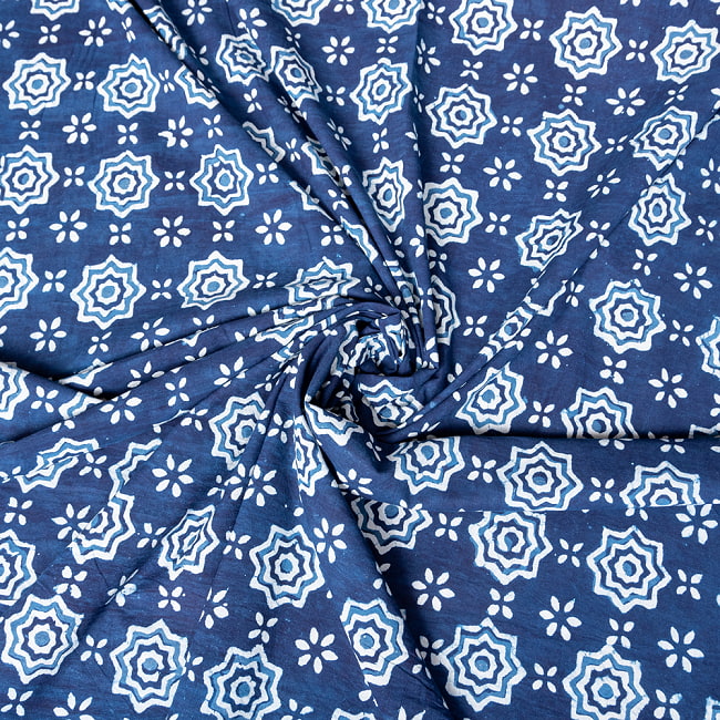 〔1m切り売り〕伝統息づく南インドから　昔ながらの木版インディゴ藍染布 - 花火〔幅約111.5cm〕 4 - インドならではの布ですね。