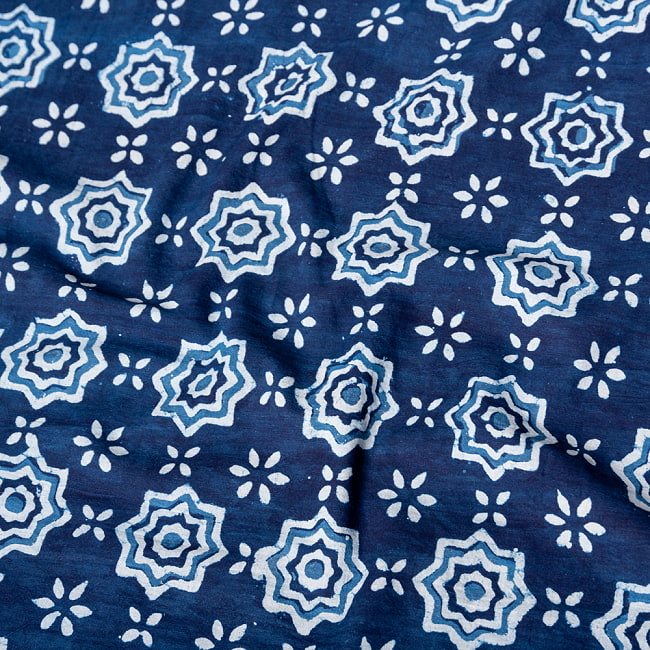 〔1m切り売り〕伝統息づく南インドから　昔ながらの木版インディゴ藍染布 - 花火〔幅約111.5cm〕の写真1枚目です。木版で丁寧にプリント。インドらしい味わいのある布地です。藍染め,インディゴ,ウッドブロック,木版染め,ボタニカル,唐草模様,切り売り　テーブルクロス　おしゃれ,量り売り布,アジア布 手芸