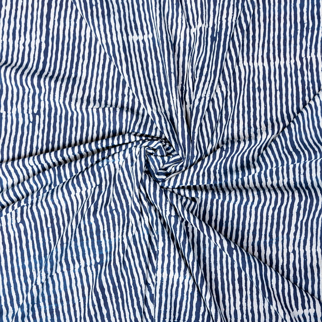 〔1m切り売り〕伝統息づく南インドから　昔ながらの木版インディゴ藍染布 - ストライプ〔幅約113cm〕 4 - インドならではの布ですね。