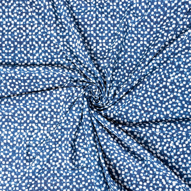 〔1m切り売り〕伝統息づく南インドから　昔ながらの木版インディゴ藍染布 - ドット格子模様〔幅約116cm〕 4 - インドならではの布ですね。