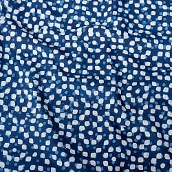 〔1m切り売り〕伝統息づく南インドから　昔ながらの木版インディゴ藍染布 - ドット格子模様〔幅約116cm〕