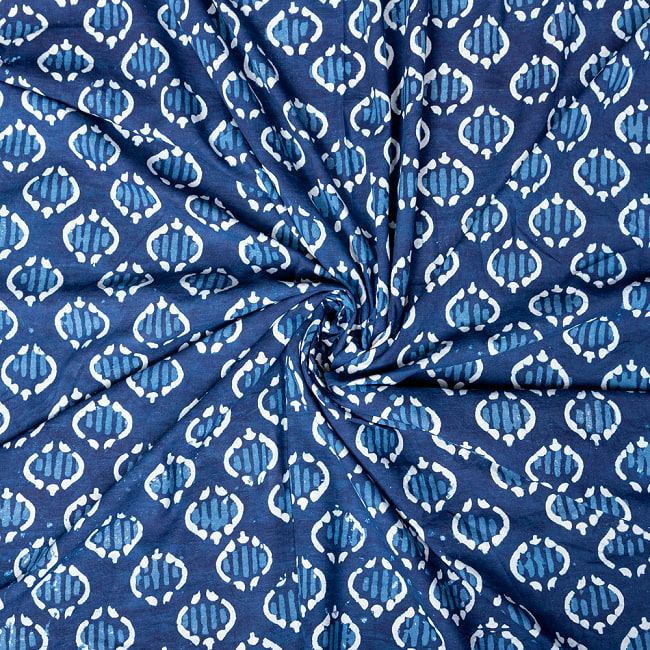 〔1m切り売り〕伝統息づく南インドから　昔ながらの木版インディゴ藍染布 - 蹄模様〔幅約112.5cm〕 4 - インドならではの布ですね。