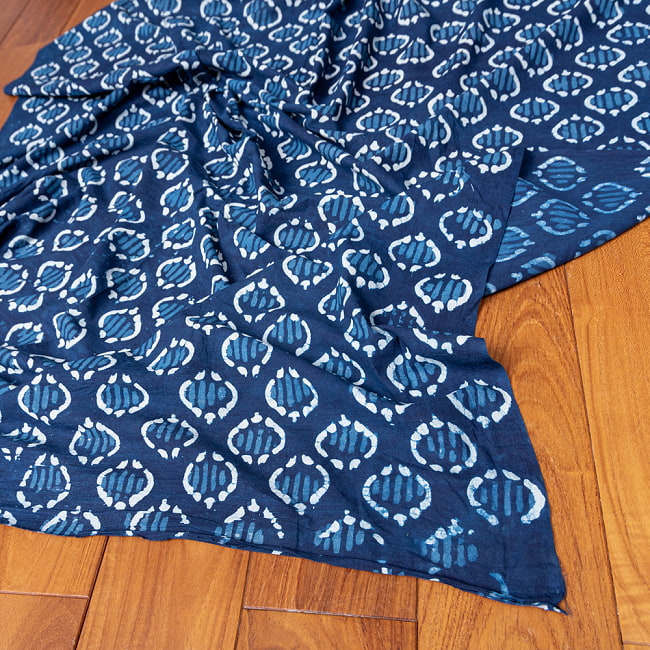 〔1m切り売り〕伝統息づく南インドから　昔ながらの木版インディゴ藍染布 - 蹄模様〔幅約112.5cm〕 5 - 縁部分の写真です。雰囲気ある、このムラはハンドメイドにしか出せません。