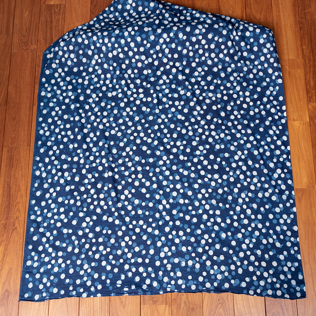 〔1m単位切り売り〕伝統息づく南インドから 昔ながらの木版インディゴ藍染布 - 水玉模様〔幅約111.5cm〕 2 - 全体を広げてみたところです。1mの長さごとにご購入いただけます。