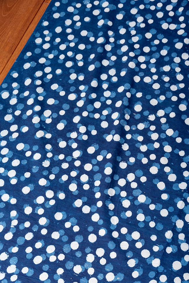 〔1m切り売り〕伝統息づく南インドから　昔ながらの木版インディゴ藍染布 - 水玉模様〔幅約111.5cm〕 3 - とても素敵な雰囲気