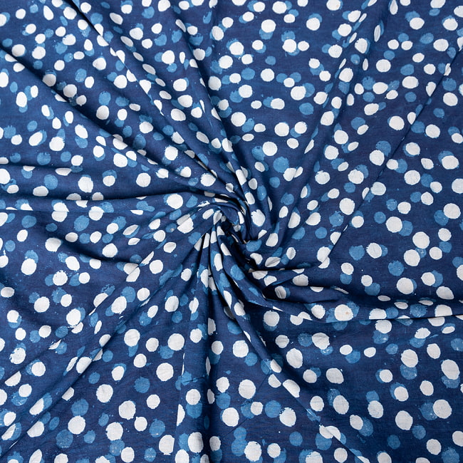〔1m切り売り〕伝統息づく南インドから　昔ながらの木版インディゴ藍染布 - 水玉模様〔幅約111.5cm〕 4 - インドならではの布ですね。