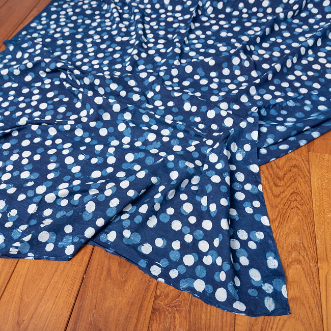 〔1m単位切り売り〕伝統息づく南インドから 昔ながらの木版インディゴ藍染布 - 水玉模様〔幅約111.5cm〕 5 - 縁部分の写真です。雰囲気ある、このムラはハンドメイドにしか出せません。
