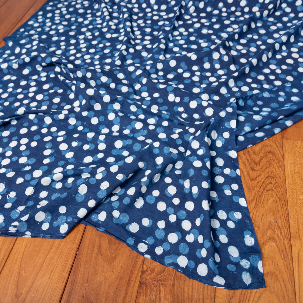 〔1m単位切り売り〕伝統息づく南インドから　昔ながらの木版インディゴ藍染布 - 水玉模様〔幅約111.5cm〕2枚目の説明写真です