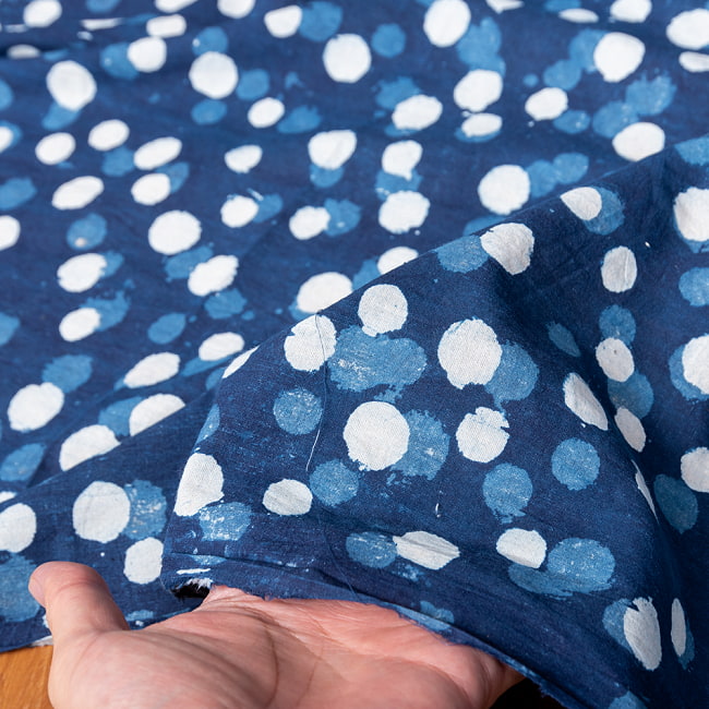〔1m単位切り売り〕伝統息づく南インドから 昔ながらの木版インディゴ藍染布 - 水玉模様〔幅約111.5cm〕 6 - 生地の拡大写真です