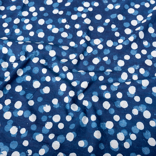 〔1m単位切り売り〕伝統息づく南インドから 昔ながらの木版インディゴ藍染布 - 水玉模様〔幅約111.5cm〕の写真