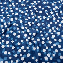 〔1m切り売り〕伝統息づく南インドから　昔ながらの木版インディゴ藍染布 - 水玉模様〔幅約111.5cm〕