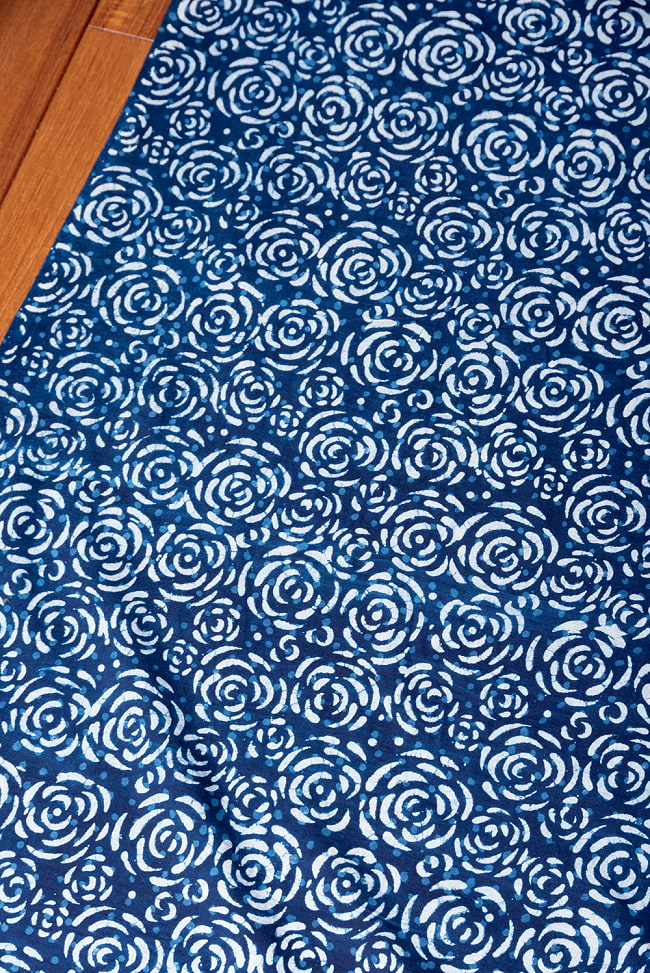 〔1m切り売り〕伝統息づく南インドから　昔ながらの木版インディゴ藍染布 - バラ模様〔幅約114cm〕 3 - とても素敵な雰囲気