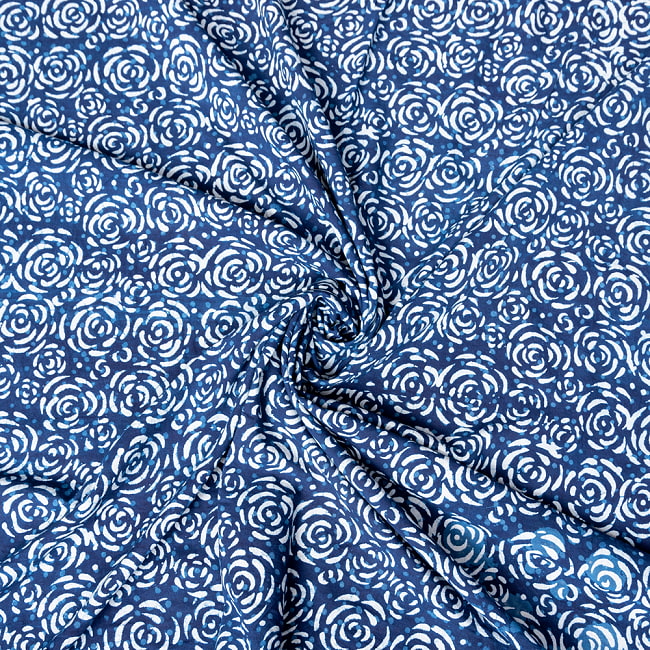 〔1m切り売り〕伝統息づく南インドから　昔ながらの木版インディゴ藍染布 - バラ模様〔幅約114cm〕 4 - インドならではの布ですね。
