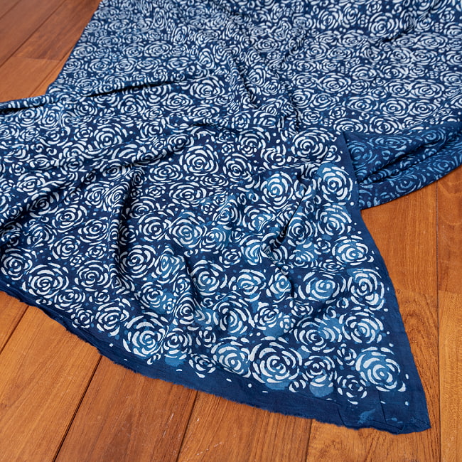 〔1m切り売り〕伝統息づく南インドから　昔ながらの木版インディゴ藍染布 - バラ模様〔幅約114cm〕 5 - 縁部分の写真です。雰囲気ある、このムラはハンドメイドにしか出せません。
