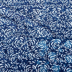 〔1m切り売り〕伝統息づく南インドから　昔ながらの木版インディゴ藍染布 - バラ模様〔幅約114cm〕