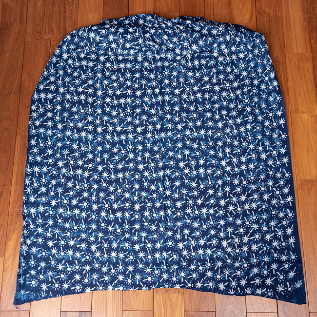 〔1m切り売り〕伝統息づく南インドから　昔ながらの木版インディゴ藍染布 - 更紗模様〔幅約113cm〕 2 - 全体を広げてみたところです。1mの長さごとにご購入いただけます。