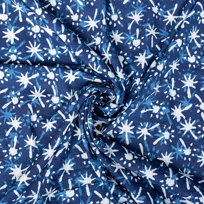 〔1m切り売り〕伝統息づく南インドから　昔ながらの木版インディゴ藍染布 - 更紗模様〔幅約113cm〕 4 - インドならではの布ですね。