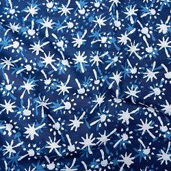 〔1m切り売り〕伝統息づく南インドから　昔ながらの木版インディゴ藍染布 - 更紗模様〔幅約113cm〕の商品写真