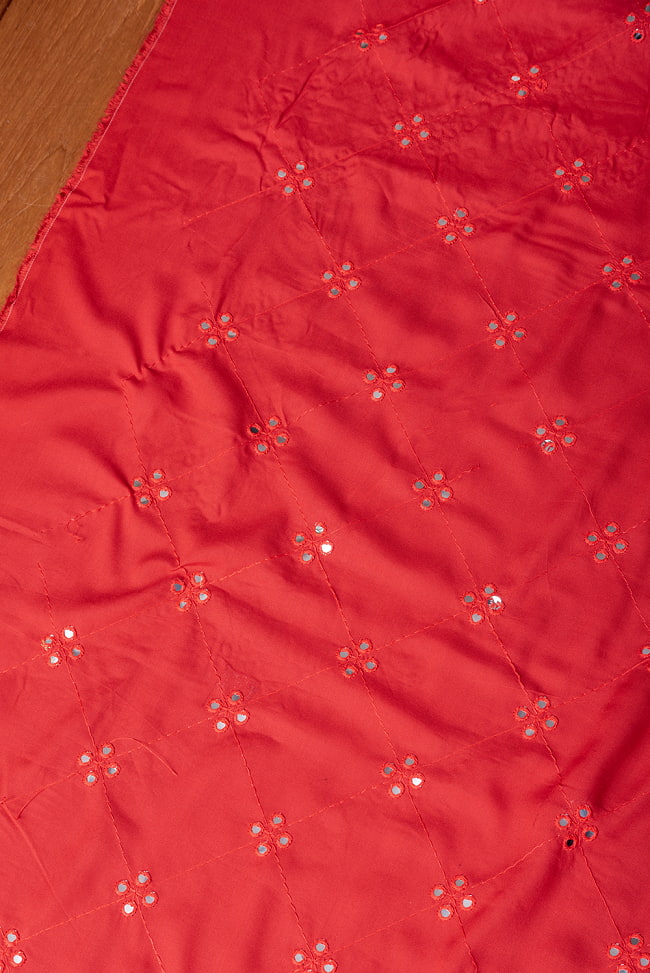 〔1m切り売り〕〔各色あり〕インドの伝統模様布 ミラーワーク系ファブリック〔幅約111cm〕 3 - インドならではの布ですね