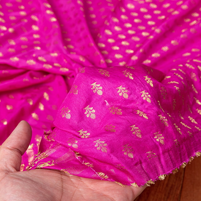 〔1m切り売り〕〔各色あり〕インドの伝統模様布　小花模様〔幅約117cm〕 6 - 生地の拡大写真です