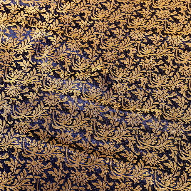 〔1m切り売り〕〔各色あり〕インドの伝統模様布　光沢感のある更紗模様〔幅約117cm〕 4 - 生地の拡大写真です