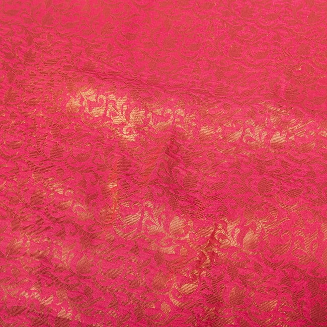 〔1m切り売り〕〔各色あり〕インドの伝統模様布　光沢感のある更紗模様〔幅約108.5cm〕 4 - 生地の拡大写真です