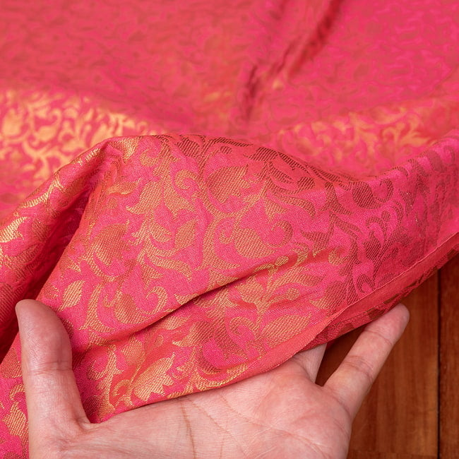 〔1m切り売り〕〔各色あり〕インドの伝統模様布　光沢感のある更紗模様〔幅約108.5cm〕 6 - 生地の拡大写真です