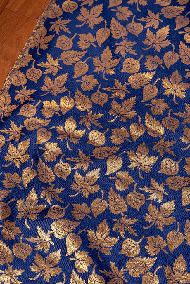 〔1m切り売り〕〔各色あり〕インドの伝統模様布　ゴージャスな金糸落ち葉模様〔幅約121cm〕 3 - インドならではの布ですね