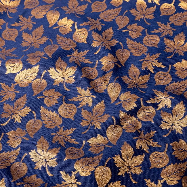 〔1m切り売り〕〔各色あり〕インドの伝統模様布　ゴージャスな金糸落ち葉模様〔幅約121cm〕 4 - 生地の拡大写真です