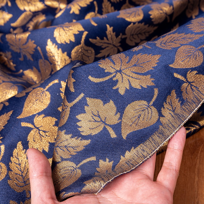 〔1m切り売り〕〔各色あり〕インドの伝統模様布　ゴージャスな金糸落ち葉模様〔幅約121cm〕 6 - 生地の拡大写真です