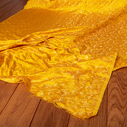 〔1m切り売り〕〔各色あり〕インドの伝統模様布　光沢感のある更紗模様〔幅約113cm〕の商品写真