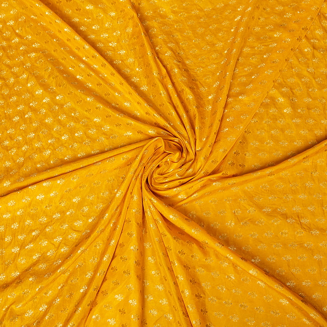 〔1m切り売り〕〔各色あり〕インドの伝統模様布　光沢感のある更紗模様〔幅約117cm〕 5 - 陰影があるとこのような感じになります