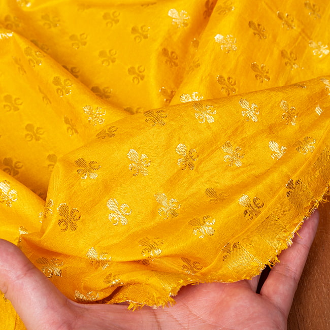 〔1m切り売り〕〔各色あり〕インドの伝統模様布　光沢感のある更紗模様〔幅約117cm〕 6 - 生地の拡大写真です