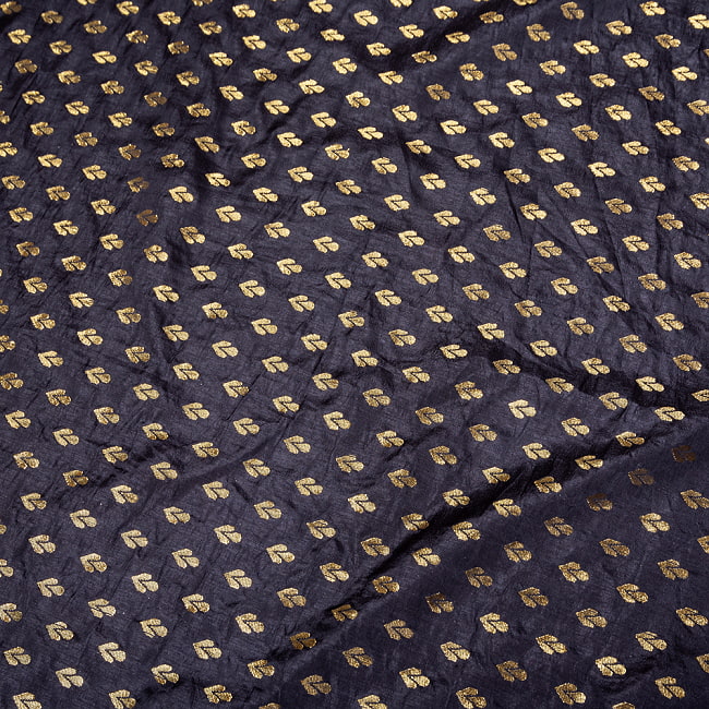 〔1m単位切り売り〕インドの伝統模様布 光沢感のある更紗模様〔幅約115cm〕 4 - 生地の拡大写真です