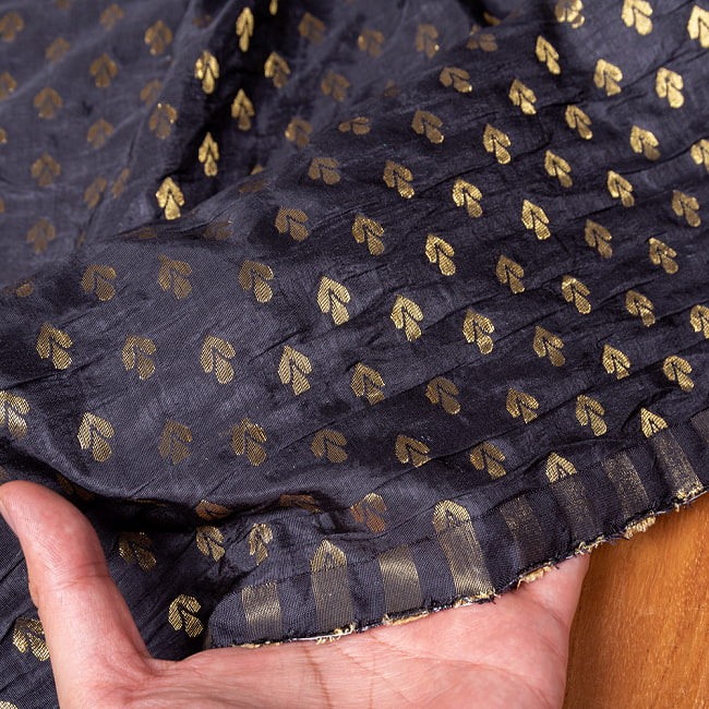 〔1m単位切り売り〕インドの伝統模様布 光沢感のある更紗模様〔幅約115cm〕 6 - 生地の拡大写真です