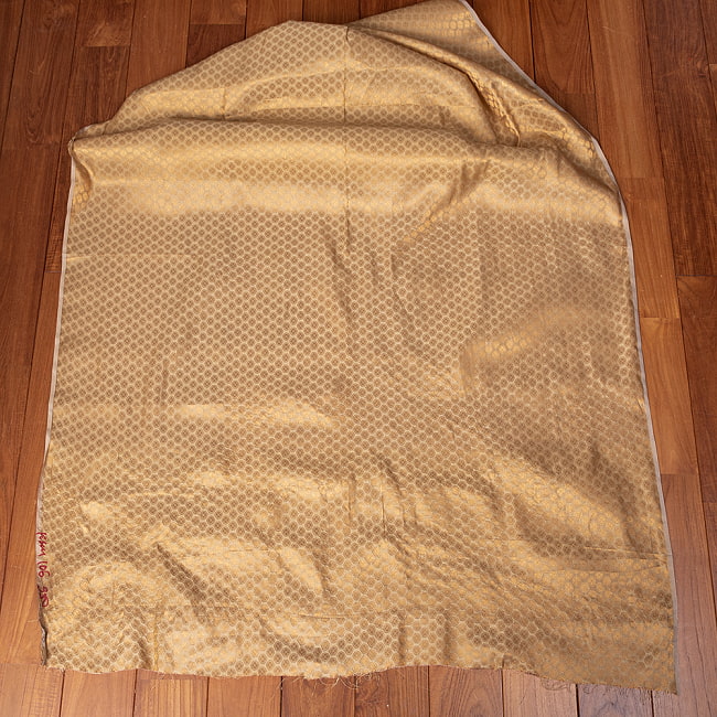 〔1m切り売り〕インドの伝統模様布　光沢感のあるゴールド系生地〔幅約110cm〕 2 - 全体を広げてみたところです。1mの長さごとにご購入いただけます。