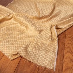 〔1m単位切り売り〕インドの伝統模様布 光沢感のあるゴールド系生地〔幅約110cm〕
