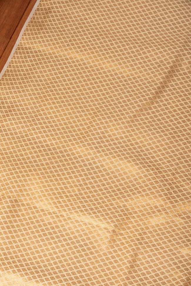 〔1m切り売り〕インドの伝統模様布　光沢感のあるゴールド系生地〔幅約110.5cm〕 3 - インドならではの布ですね