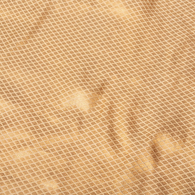 〔1m切り売り〕インドの伝統模様布　光沢感のあるゴールド系生地〔幅約110.5cm〕 4 - 生地の拡大写真です