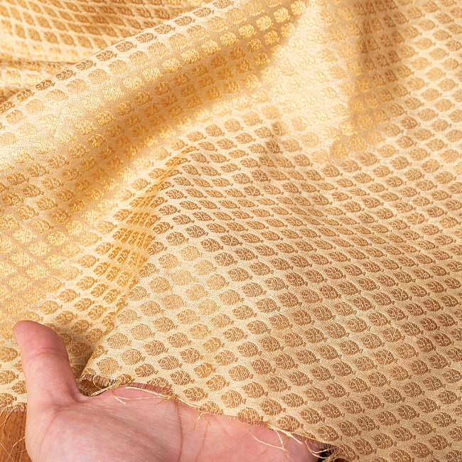 〔1m切り売り〕インドの伝統模様布　光沢感のあるゴールド系生地〔幅約110.5cm〕 6 - 生地の拡大写真です