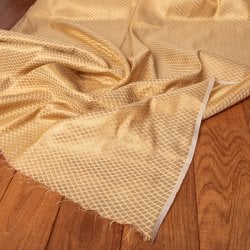 〔1m単位切り売り〕インドの伝統模様布 光沢感のあるゴールド系生地〔幅約110.5cm〕