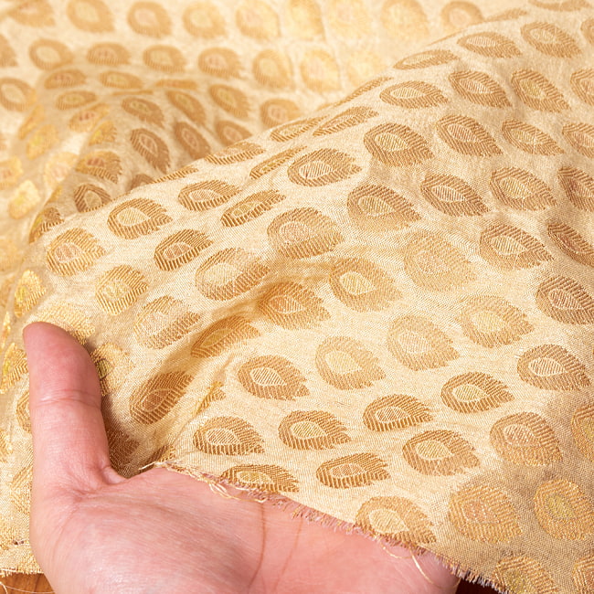 〔1m単位切り売り〕インドの伝統模様布 光沢感のあるゴールド系生地〔幅約110cm〕 6 - 生地の拡大写真です
