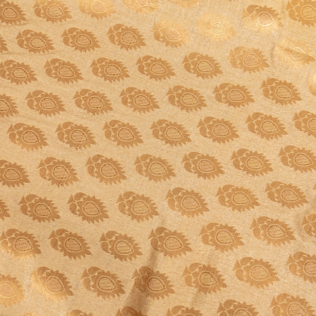 〔1m切り売り〕インドの伝統模様布　光沢感のあるゴールド系生地〔幅約110cm〕 4 - 生地の拡大写真です