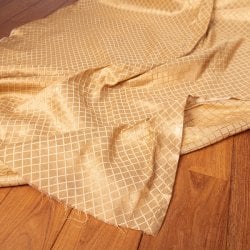 〔1m単位切り売り〕インドの伝統模様布 光沢感のあるゴールド系生地〔幅約106cm〕