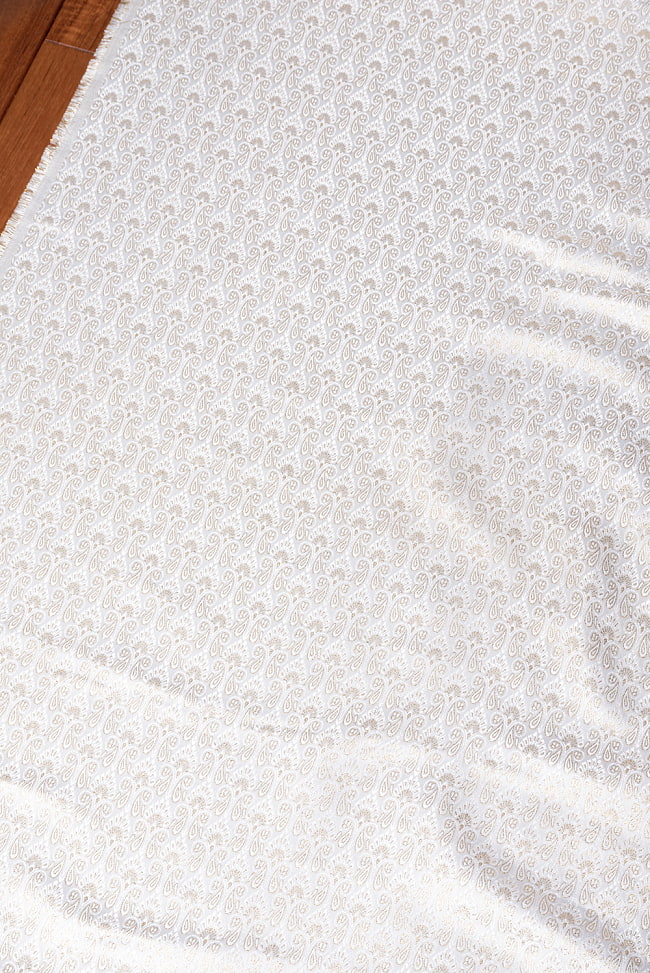 〔1m切り売り〕インドの伝統模様布　光沢感のあるホワイト系生地〔幅約117.5cm〕 3 - インドならではの布ですね