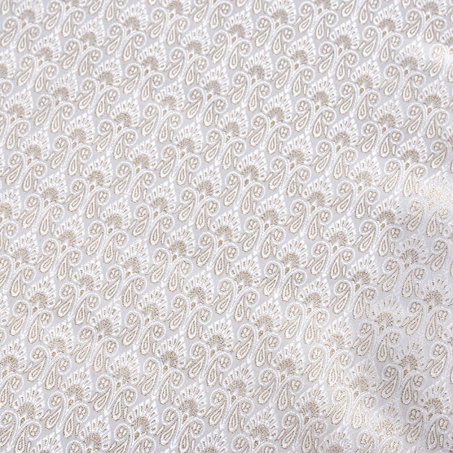 〔1m切り売り〕インドの伝統模様布　光沢感のあるホワイト系生地〔幅約117.5cm〕 4 - 生地の拡大写真です