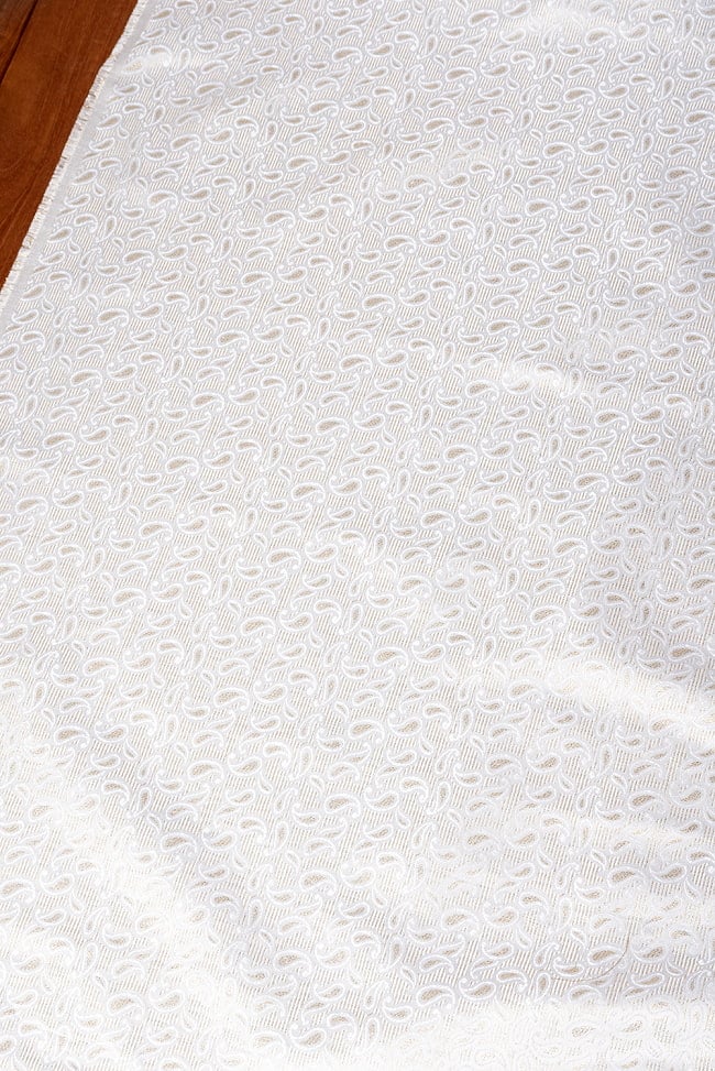 〔1m切り売り〕インドの伝統模様布　光沢感のあるホワイト系生地〔幅約116cm〕 3 - インドならではの布ですね