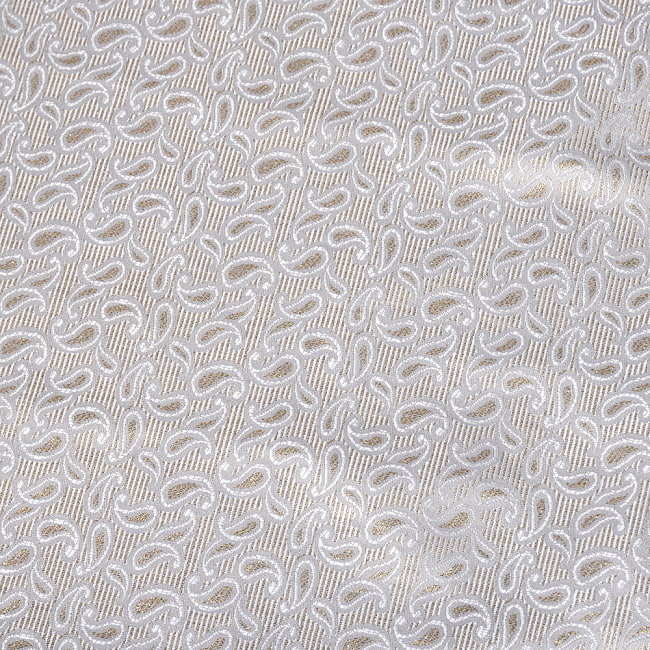 〔1m切り売り〕インドの伝統模様布　光沢感のあるホワイト系生地〔幅約116cm〕 4 - 生地の拡大写真です