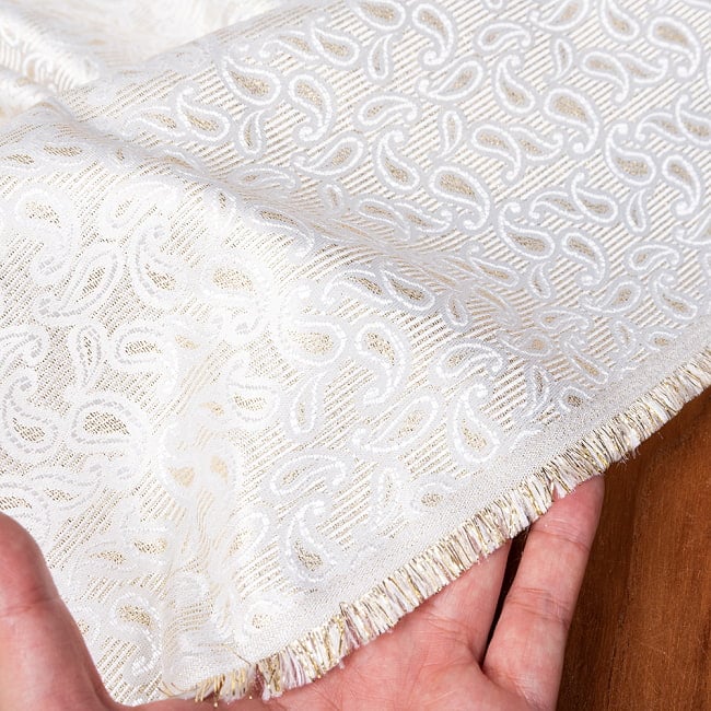〔1m単位切り売り〕インドの伝統模様布 光沢感のあるホワイト系生地〔幅約116cm〕 6 - 生地の拡大写真です